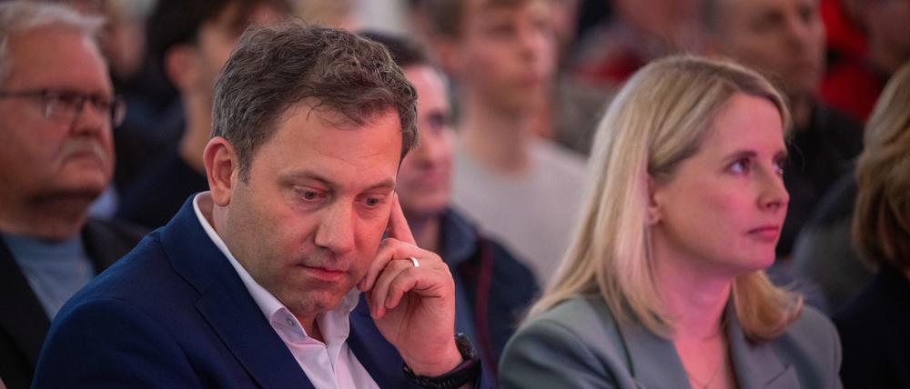 Lars Klingbeil im Gespräch, hier mit Bauministerin Verena Hubertz. 