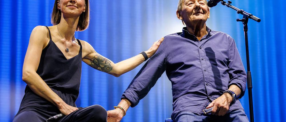 Ambros (hier mit Sängerin Christina Stürmer) gilt als Begründer des Austropop. (Archivbild)