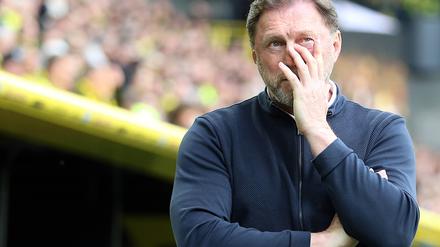 03.05.2025, xrekx, Fussball 1.Bundesliga, Borussia Dortmund - VfL Wolfsburg v.l. Ralph Hasenhüttl Hasenhuettl VfL Wolfsburg enttaeuscht, enttäuscht, schaut enttaeuscht, traurig, frustriert, niedergeschlagen, disappointed, sad, frustrated DFL/DFB REGULATIONS PROHIBIT ANY USE OF PHOTOGRAPHS as IMAGE SEQUENCES and/or QUASI-VIDEO Dortmund *** 03 05 2025, xrekx, Fussball 1 Bundesliga, Borussia Dortmund VfL Wolfsburg v l Ralph Hasenhüttl Hasenhuettl VfL Wolfsburg enttaeuscht, enttäuscht, schaut enttaeuscht, traurig, frustriert, niedergeschlagen, disappointed, sad, frustrated DFL DFB REGULATIONS PROHIBIT ANY USE OF PHOTOGRAPHS as IMAGE SEQUENCES and or QUASI VIDEO Dortmund