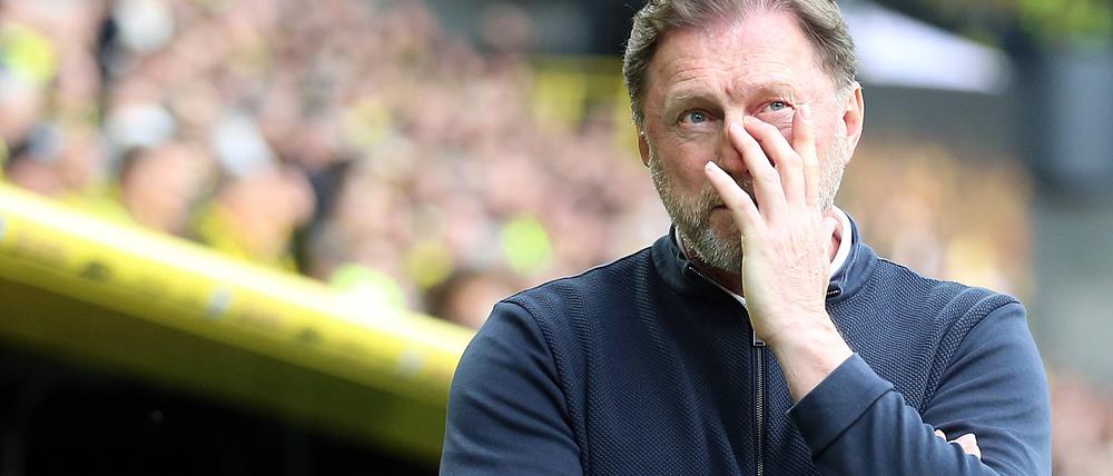 03.05.2025, xrekx, Fussball 1.Bundesliga, Borussia Dortmund - VfL Wolfsburg v.l. Ralph Hasenhüttl Hasenhuettl VfL Wolfsburg enttaeuscht, enttäuscht, schaut enttaeuscht, traurig, frustriert, niedergeschlagen, disappointed, sad, frustrated DFL/DFB REGULATIONS PROHIBIT ANY USE OF PHOTOGRAPHS as IMAGE SEQUENCES and/or QUASI-VIDEO Dortmund *** 03 05 2025, xrekx, Fussball 1 Bundesliga, Borussia Dortmund VfL Wolfsburg v l Ralph Hasenhüttl Hasenhuettl VfL Wolfsburg enttaeuscht, enttäuscht, schaut enttaeuscht, traurig, frustriert, niedergeschlagen, disappointed, sad, frustrated DFL DFB REGULATIONS PROHIBIT ANY USE OF PHOTOGRAPHS as IMAGE SEQUENCES and or QUASI VIDEO Dortmund