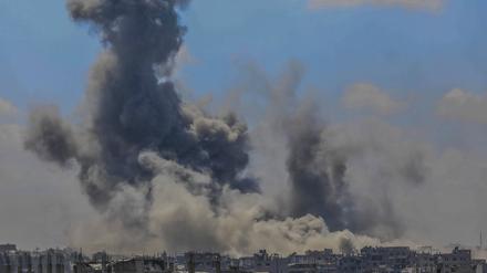Nach einem israelischen Luftangriff steigt Rauch auf. (Archivbild)
