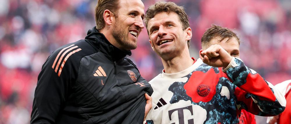 Harry Kane(l.) feiert seinen ersten Vereinstitel überhaupt.