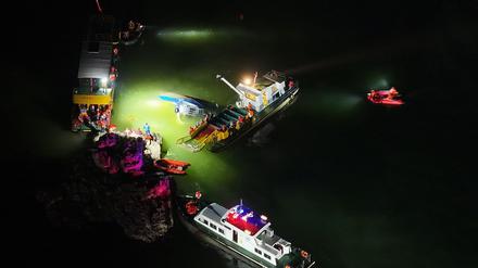 Die Retter waren bis in die Nacht hinein im Einsatz.