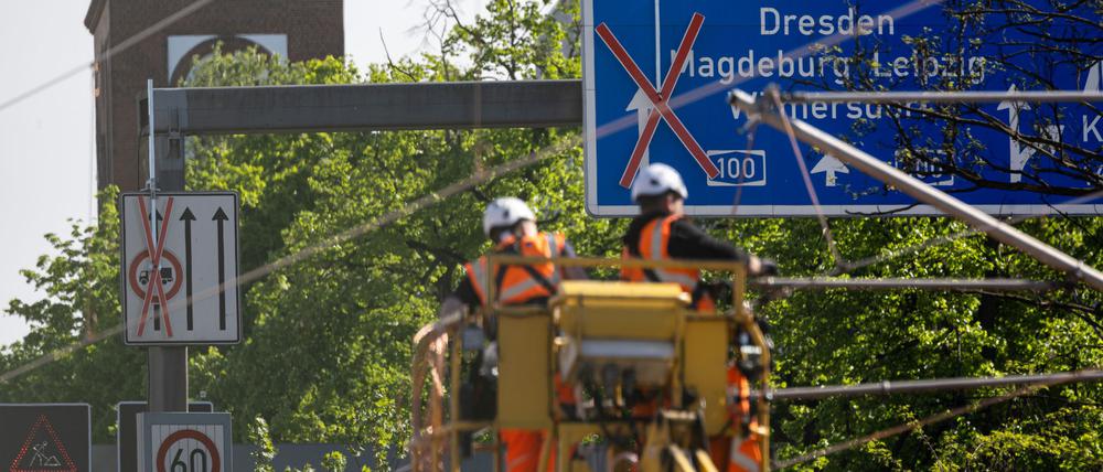 Infolge des Brückenabrisses auf der A100 kommt es auf den Umleitungen zu erheblichen Verspätungen auch im Busverkehr. (Archivbild)