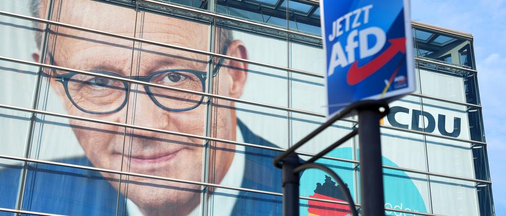 Ein Wahlplakat der AfD hängt vor dem Konrad-Adenauer-Haus mit dem Konterfei des CDU-Bundesvorsitzenden Merz.