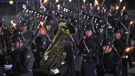 Das Musikkorps der Bundeswehr marschiert nach dem Zapfenstreich aus. 