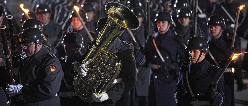 Das Musikkorps der Bundeswehr marschiert nach dem Zapfenstreich aus. 