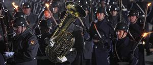 Das Musikkorps der Bundeswehr marschiert nach dem Zapfenstreich aus. 