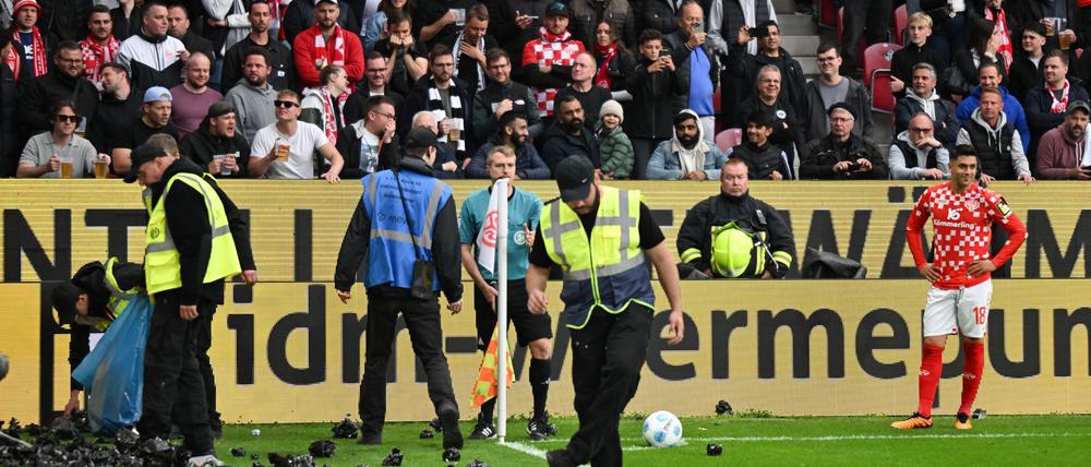 Die Anhänger von Eintracht Frankfurt warfen im Derby gegen den FSV Mainz 05 Gegenstände aufs Feld.