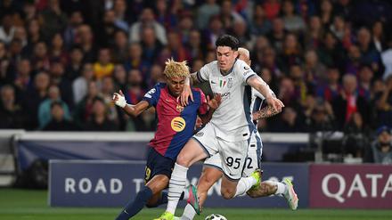 Alessandro Bastoni (rechts) bekommt es gegen Barcelona mit Supertalent Lamine Yamal zu tun.