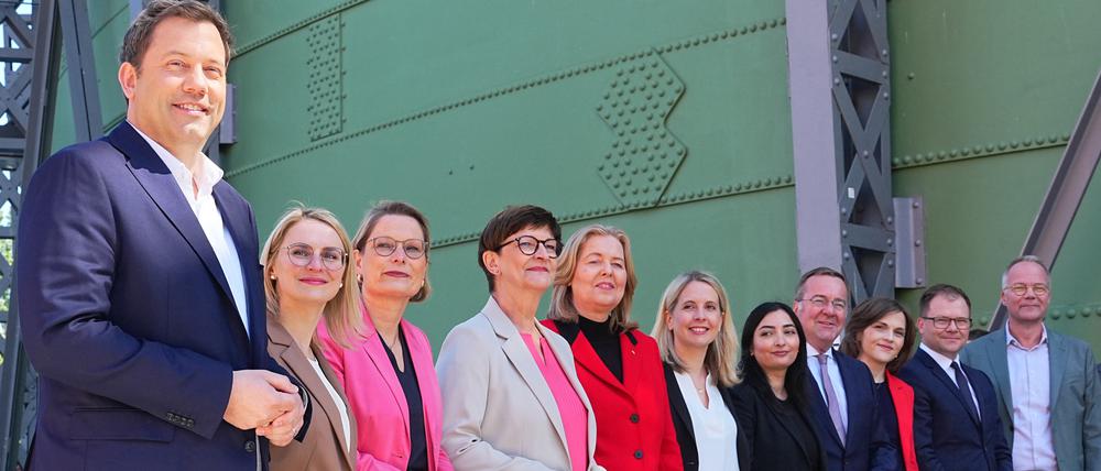 Lars Klingbeil (l-r), SPD-Vorsitzender und designierter Bundesfinanzminister und Vizekanzler hat ein Regierungsteam zusammengestellt. Am Montag wurde es in Berlin präsentiert.