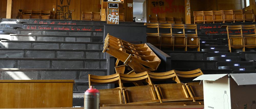 Der Emil-Fischer-Saal der Humboldt-Universität nach einer Besetzung „propalästinensischer“ Aktivisten am 16. April, die durch die Polizei geräumt wurde. Der Raum ist vorerst nicht mehr nutzbar.