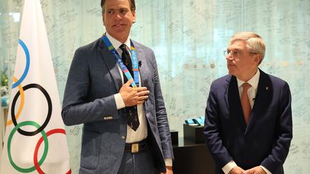 Ex-Schwimmer Gary Hall (l) bekam von IOC-Präsident Thomas Bach Ersatz für seine beim Feuer in Los Angeles verlorenen Olympia-Medaillen. 