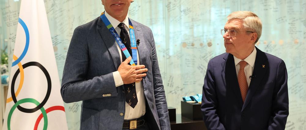 Ex-Schwimmer Gary Hall (l) bekam von IOC-Präsident Thomas Bach Ersatz für seine beim Feuer in Los Angeles verlorenen Olympia-Medaillen.