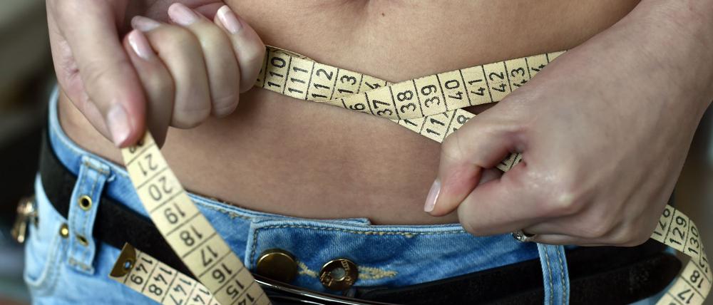 Essstörungen wie Magersucht, Bulimie und Binge Eating nehmen nach Daten der Krankenkasse KKH stark zu - vor allem unter 12- bis 17-jährigen Mädchen. (Symbolbild)