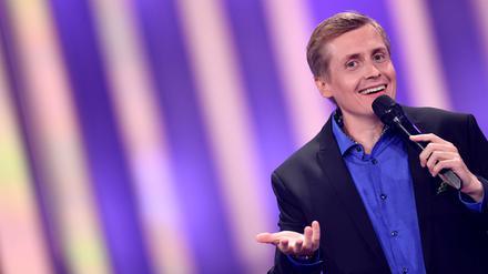 Comedian Till Reiners tritt bei der Verleihung vom Deutschen Fernsehpreis 2022 auf.  