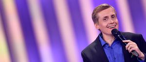 Comedian Till Reiners tritt bei der Verleihung vom Deutschen Fernsehpreis 2022 auf.  