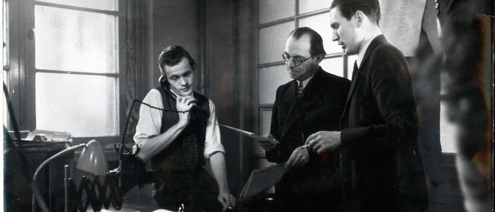 Planungskonferenz. Tagesspiegel-Herausgeber Erik Reger (rechts) und Theaterkritiker und Mitherausgeber Walther Karsch (Mitte) 1949 im Ullstein-Haus bei der Besprechung der nächsten Ausgabe.
