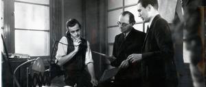 Planungskonferenz. Tagesspiegel-Herausgeber Erik Reger (rechts) und Theaterkritiker und Mitherausgeber Walther Karsch (Mitte) 1949 im Ullstein-Haus bei der Besprechung der nächsten Ausgabe.