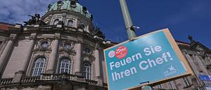 Ein Plakat der Fraktion Die Andere zum Bürgerentscheid zur Abwahl des Oberbürgermeisters.