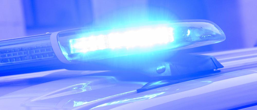 Ein Blaulicht leuchtet auf einem Einsatzfahrzeug der Polizei.