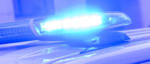 Ein Blaulicht leuchtet auf einem Einsatzfahrzeug der Polizei.