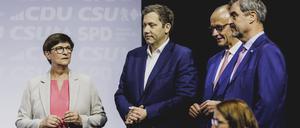 Eine Chefin, drei Chefs: Die Vorsitzenden von SPD, CDU und CSU, Saskia Esken, Lars Klingbeil, Friedrich Merz und Markus Söder.