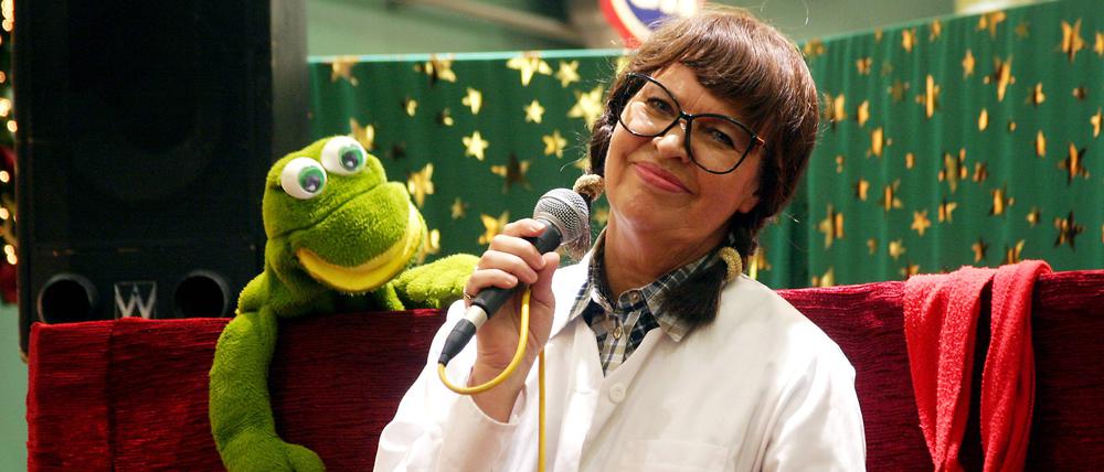 Bildnummer: 50762945 Datum: 13.12.2003 Copyright: imago/Sabine Gudath Urte Blankenstein (GER) alias Frau Puppendoktor Pille mit der großen runden Brille während eines Auftritts in Berlin, Personen , optimistisch; 2003, Berlin, , lächelt, lächelnd, lächeln,; , quer, Kbdig, Einzelbild, close, Deutschland, Aktion, People