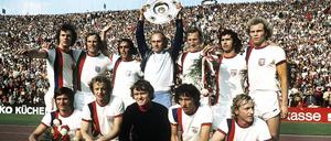 Trainer Udo Lattek präsentiert den Fans nach der Saison 1972/73 die Meisterschale.
