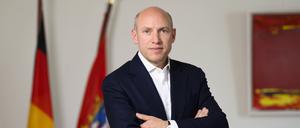 Hessens Europaminister Manfred Pentz steht in seinem Büro in der Hessischen Staatskanzlei (Symbolbild).