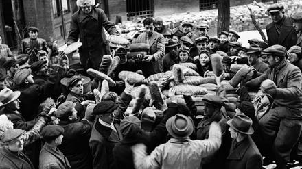 Polnische Juden kommen nach Kriegsende in Berlin an.
