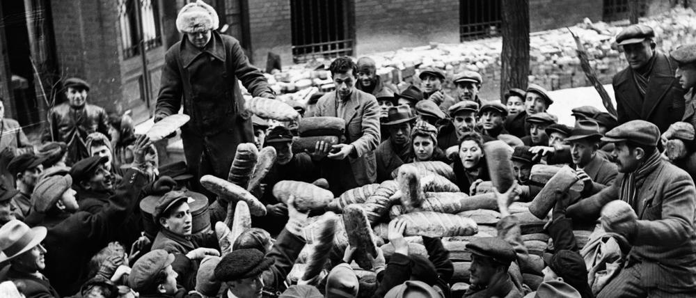 Polnische Juden kommen nach Kriegsende in Berlin an.