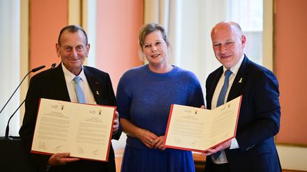 05.05.2025, Berlin: Ron Huldai (l-r), Bürgermeister von Tel Aviv, und Cornelia Seibeld (CDU), Präsidentin des Abgeordnetenhauses von Berlin, und Kai Wegner (CDU), Regierender Bürgermeister von Berlin, stehen nach der Unterzeichnung einer Städtepartnerschaft zwischen Berlin und Tel Aviv nebeneinander. 