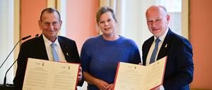 05.05.2025, Berlin: Ron Huldai (l-r), Bürgermeister von Tel Aviv, und Cornelia Seibeld (CDU), Präsidentin des Abgeordnetenhauses von Berlin, und Kai Wegner (CDU), Regierender Bürgermeister von Berlin, stehen nach der Unterzeichnung einer Städtepartnerschaft zwischen Berlin und Tel Aviv nebeneinander. 