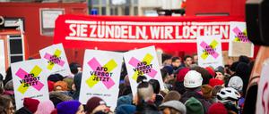„AfD Verbot jetzt“ ist auf Transparenten bei einer Demonstration in Berlin zu lesen.