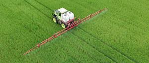 In der Landwirtschaft werden Dünger sowie Mittel gegen unerwünschte Pflanzen und Insekten eingesetzt. Sie ist aber nicht allein für unerwünschte Substanzen in Gewässern verantwortlich.