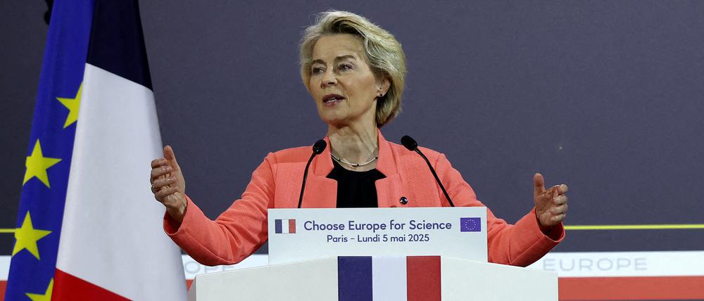 Die Präsidentin der Europäischen Kommission, Ursula von der Leyen, hält eine Rede während der Konferenz „Choose Europe for Science“ im Amphitheater der Universität Sorbonne in Paris.