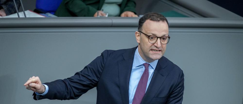 Der 44 Jahre alte Ex-Gesundheitsminister Jens Spahn ist neuer Vorsitzender der Unionsfraktion im Bundestag. Er gilt als ausgesprochen machtbewusst. In der neuen Funktion hat der Mann aus dem Münsterland eine Schlüsselrolle für einen künftigen Kanzler Merz.