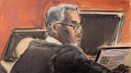 Zum Prozessauftakt trug Sean Combs eine Lesebrille und schlichte Kleidung, nachdem der Richter ihm zuvor ausdrücklich genehmigt hatte, nicht in Gefängniskleidung erscheinen zu müssen.
