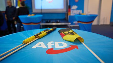 Deutschlandfahnen liegen auf einer Wahlparty in der AfD-Parteizentrale vor der ersten Hochrechnung zur Europawahl bereit. (zu dpa: «Streit um AfD-Parteitag in Essen – bleibt es bei Kündigung der Halle?») +++ dpa-Bildfunk +++
