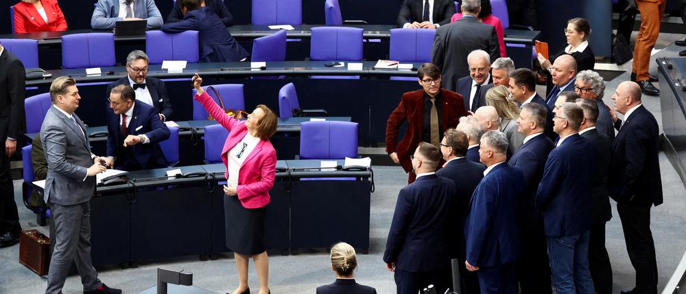 Mitglieder der Fraktion der Alternative für Deutschland (AfD) machen ein Selfie vor der konstituierenden Sitzung des Deutschen Bundestages (Symbolbild).