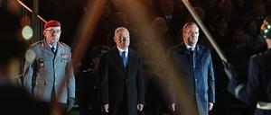 Der scheidende Bundeskanzler Olaf Scholz (M, SPD) steht mit Verteidigungsminister Boris Pistorius (r, SPD) und General Carsten Breuer, Generalinspekteur der Bundeswehr, beim großen Zapfenstreich der Bundeswehr anlässlich seiner Verabschiedung.