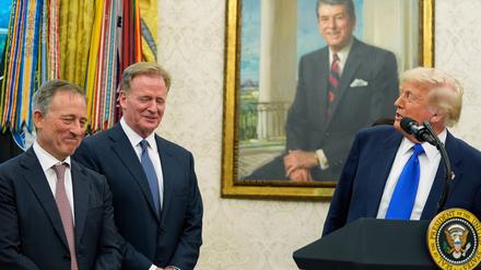 Donald Trump verkündete Washington als Gastgeber für den NFL-Draft 2027 - im Beisein von NFL-Boss Roger Goodell (2.v.l.) und Josh Harris, dem Eigentümer der Washington Commanders. 