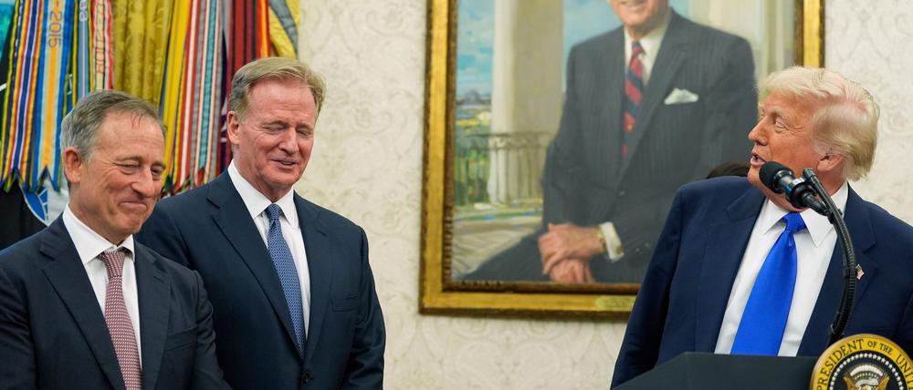 Donald Trump verkündete Washington als Gastgeber für den NFL-Draft 2027 - im Beisein von NFL-Boss Roger Goodell (2.v.l.) und Josh Harris, dem Eigentümer der Washington Commanders. 