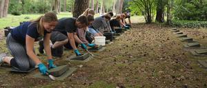 Gräberpflege auf dem Waldfriedhof Zehlendorf, unterstützt vom Volksbund Deutsche Kriegsgräberfürsorge.