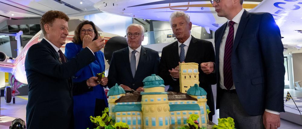 Festakt mit Torte - in Museumsform.