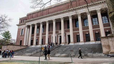 Menschen betreten und verlassen die Harry Elkins Widener Memorial Library auf dem Campus der Harvard University in Cambridge, 