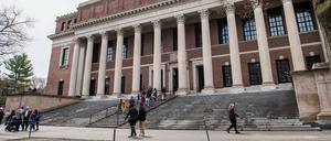 Menschen betreten und verlassen die Harry Elkins Widener Memorial Library auf dem Campus der Harvard University in Cambridge, 