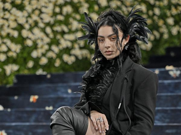 05.05.2025, USA, New York: Charli XCX kommt zur Benefizgala des Costume Institute des Metropolitan Museum of Art (The Met) zur Eröffnung der Ausstellung «Superfine: Tailoring Black Style». Foto: Evan Agostini/Invision/AP/dpa +++ dpa-Bildfunk +++