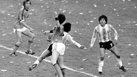 Der argentinische Verteidiger Luis Galván hat im WM-Finale 1978 den Ball im Blick. Wenig später ist er Fußball-Weltmeister.